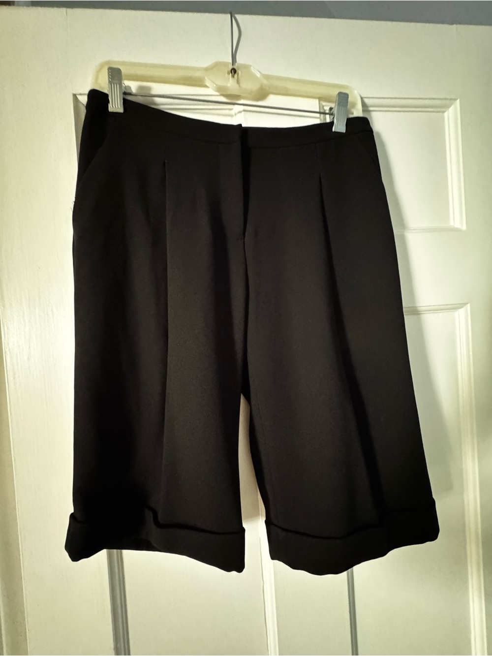 Elie Tahari Black Tailored Knee-Length Bermudas